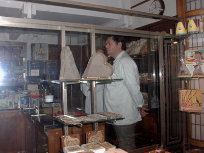 878133 Afbeelding van een bakker die een demonstratie gaat geven op een van de openingsdagen van de tentoonstelling ...